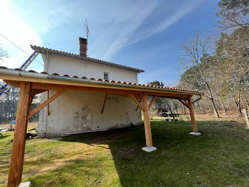 Solin souple, gouttière et descente en zinc sur la charpente d’un carport situé à Salles par AGB