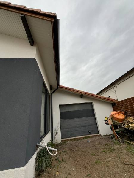 À Mimizan, des artisans spécialistes dans la pose de lambris PVC sous-face de couleur blanche