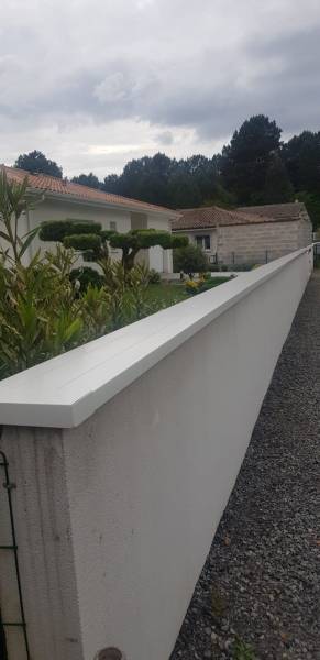Couvertines en continu en aluminium blanc de qualité pour un muret situé à Parentis-en-Born