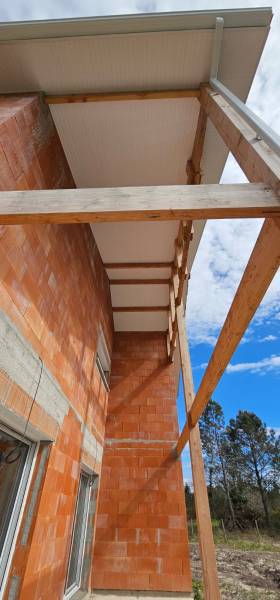 Choisir des gouttières corniche traditionnelle G300 avec descentes 60x80, sous-faces PVC et bandeaux en aluminium couleur blanche à Luë