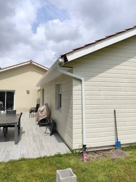gouttières G300 et de descentes latérales de couleur blanche sur une habitation près de Saint-Pierre-du-Mont