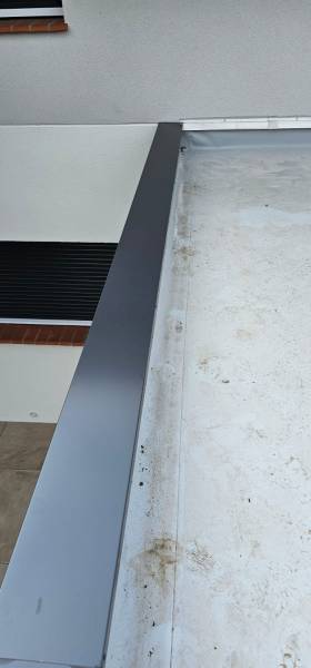 Pourquoi choisir une couvertine mécanique bleu ardoise de qualité pour sublimer les détails de vos finitions à Biscarrosse