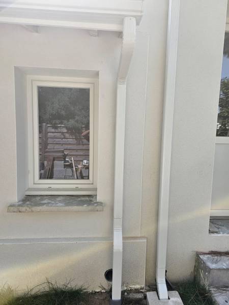 Installation par Alu Gouttières Bisca de gouttières blanches avec descentes et parafeuilles à Mimizan dans les Landes