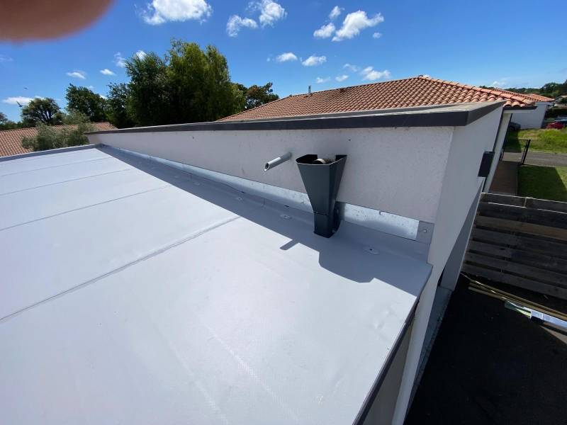 Étanchéité durable sur toile de verre en membrane PVC pour un toit terrasse esthétique et moderne à Biscarrosse