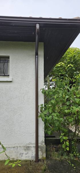 Quels avantages offrent des gouttières n325 de couleur marron avec descentes 80mm pas chères installées à Mimizan