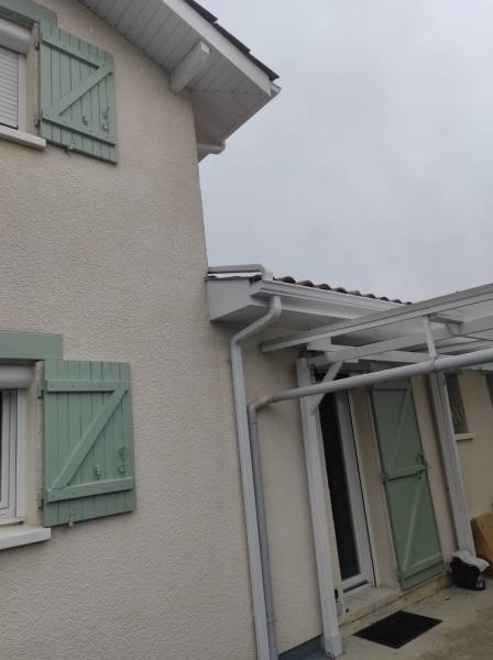 Lambris en aluminium d‘un habillage de bandeaux et des gouttières Niagara avec leurs descentes à Saint-Pierre-du-Mont