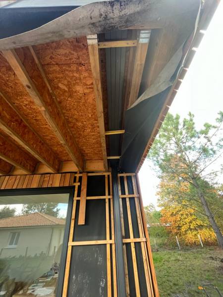 Installation par AGB d’une boite à eau, d’une descente et d’une gouttière sur une construction située près de Biscarrosse