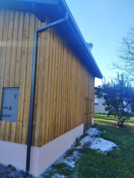 Gouttière et descente G300 BA6 sur une dépendance par Alu Gouttières Bisca