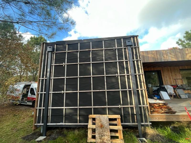 Installer une boite à eau, une descente et une gouttière sur une construction située près de Biscarrosse