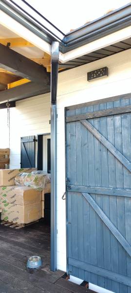 Choisir un habillage de fenêtre et des gouttières N325 bleu ardoise avec descentes 60x80 à Saint-Pierre-du-Mont