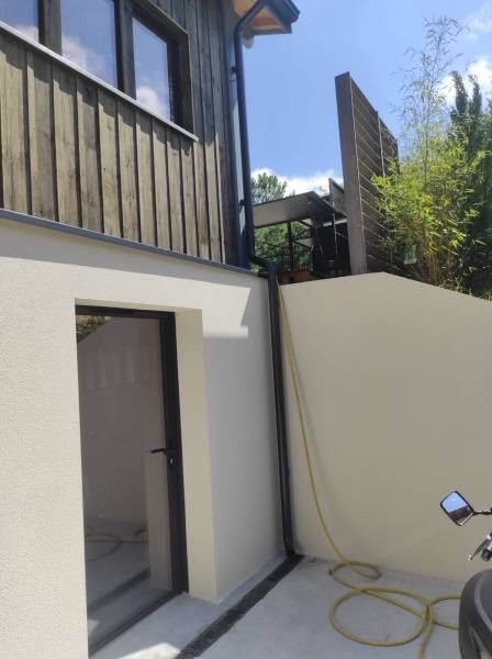 Les gouttières Niagara et les descentes 80mm en bleu ardoise subliment votre maison à Biscarrosse dans les Landes