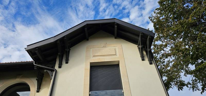 Choisir un habillage moderne en bandeaux noir graphite pour vos projets à La Teste-De-Buch