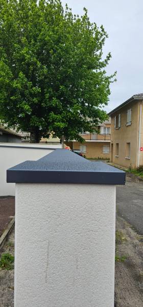 Couvertine en pliage bleu ardoise, chapeaux de piliers et appuis de fenêtre blancs pas chers pour vos façades à Parentis-en-Born