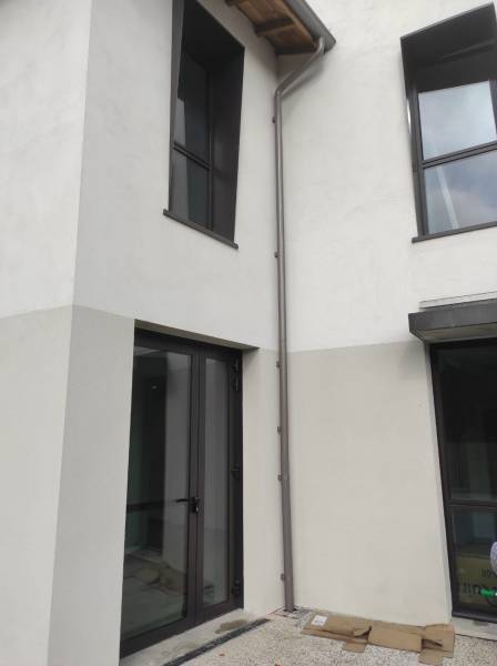 Pose de descentes et de dauphins de couleur bronze de diamètre 80 pour évacuer les eaux pluviales à Parentis-en-Born dans les Landes