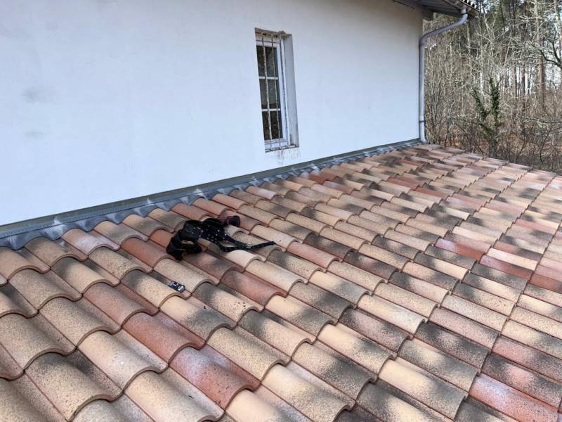 Solin souple, gouttière et descente en zinc sur la charpente d’un carport situé à Salles par ALu Gouttières Bisca