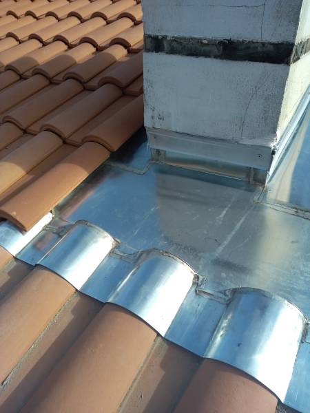 Un entourage de cheminée en zinc pour protéger et améliorer l’esthétique de la toiture de votre maison près de Biscarrosse plage