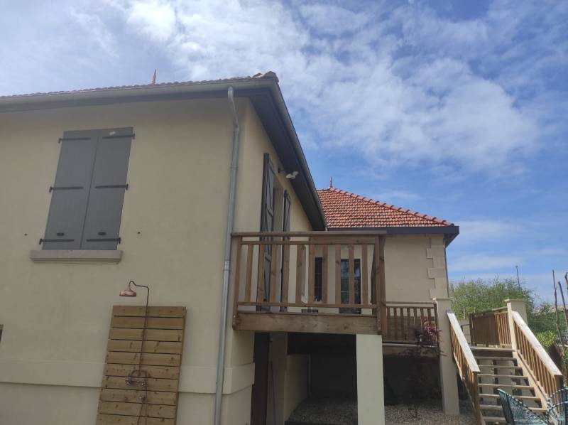 Améliorer votre maison à Arès avec un habillage bandeaux noir graphite