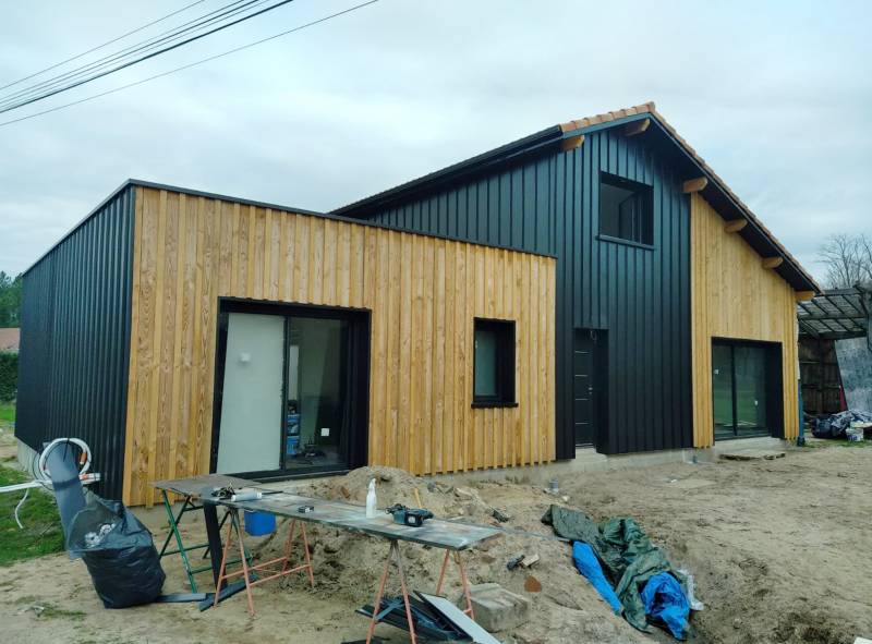 Installation de joints debouts aluminium pour façade de maison