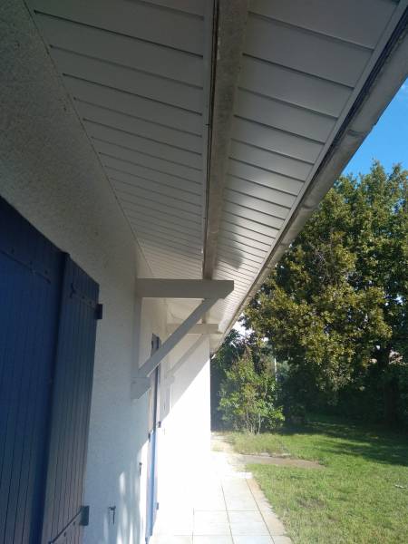 Rénovation des avancées de toit en aluminium avec des sous-faces B3 DAL'ALU à Salles