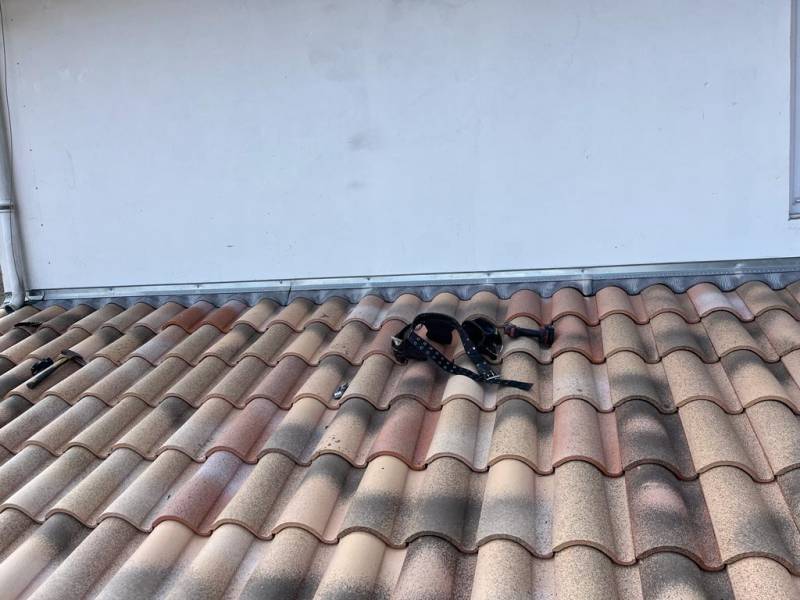 Solin souple, gouttière et descente en zinc sur la charpente d’un carport situé à Salles