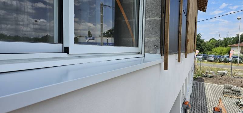 Appui fenêtre blanc en alu pour améliorer l’esthétique d’un établissement médical à Biscarrosse