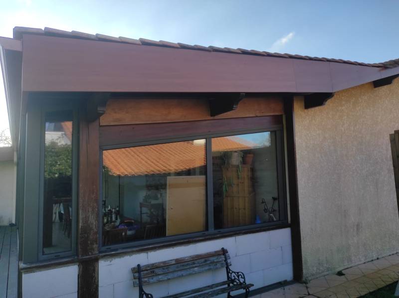 Comment sublimer votre maison à Cestas avec des bandeaux bois chêne doré et des gouttières Niagara de couleur cuivre