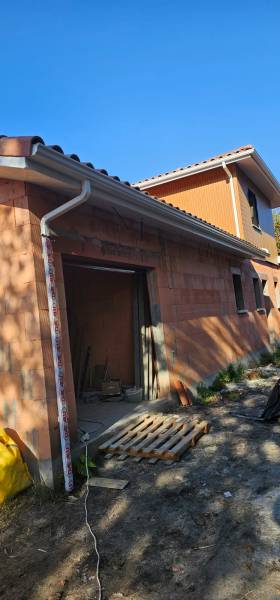 Gouttières N325 en alu blanches avec des descentes de dimensions 60x80 à Parentis-en-Born dans les Landes
