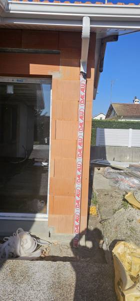 Un professionnel pour la pose de gouttières G300 et de descentes 60x80 blanches à Biscarrosse