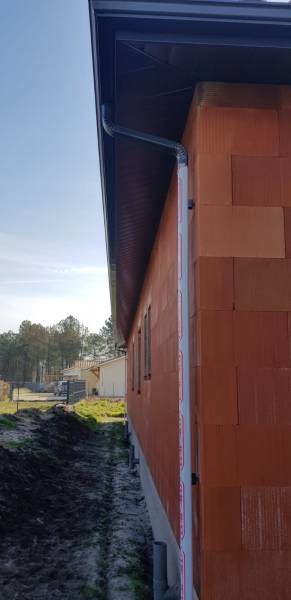 Pourquoi sublimer une maison avec des lambris, habillages de bandeaux et gouttières en aluminium bleu ardoise près d'Orx