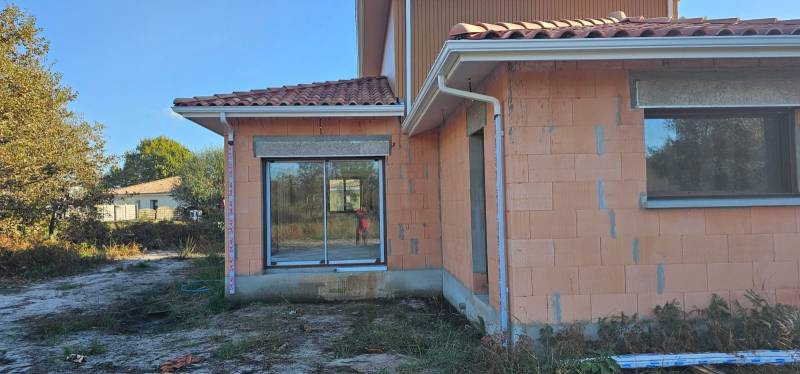 Installation des gouttières N325 en alu blanches avec des descentes de dimensions 60x80 à Parentis-en-Born dans les Landes