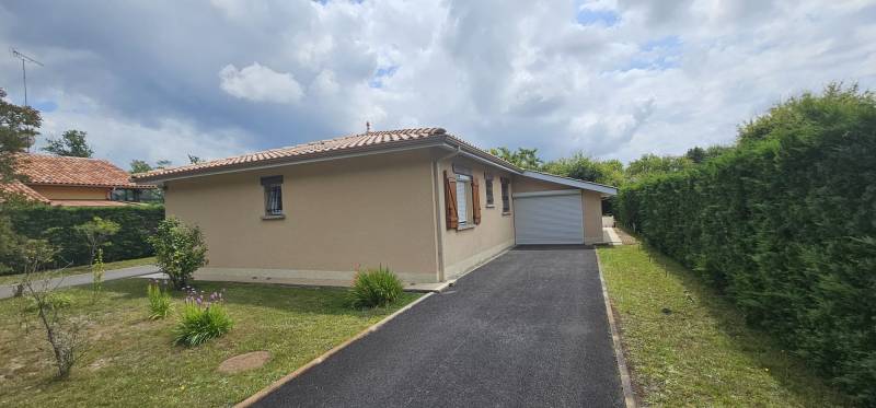 Bandeaux en aluminium et des sous-faces PVC blancs d’Alu Gouttières Bisca pour ma maison située à Sanguinet par DAL'ALU