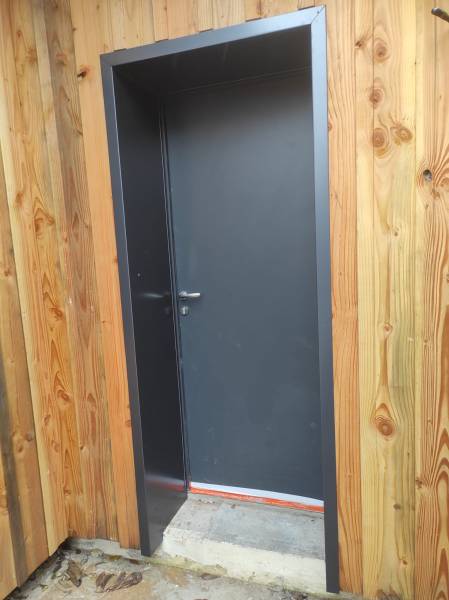 Appuis de fenêtre et habillages bleu ardoise pour sublimer votre maison à Mimizan