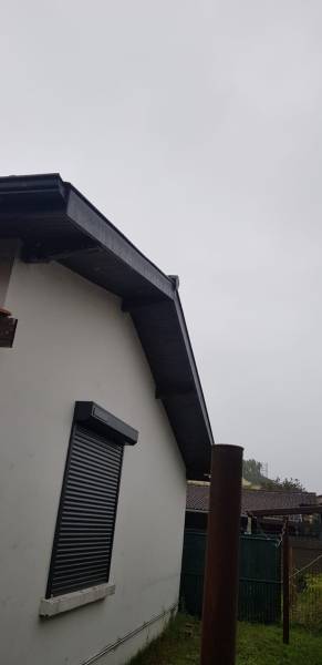 Pourquoi choisir un habillage de bandeaux noir graphite de qualité et des gouttières Niagara à Mimizan dans les Landes