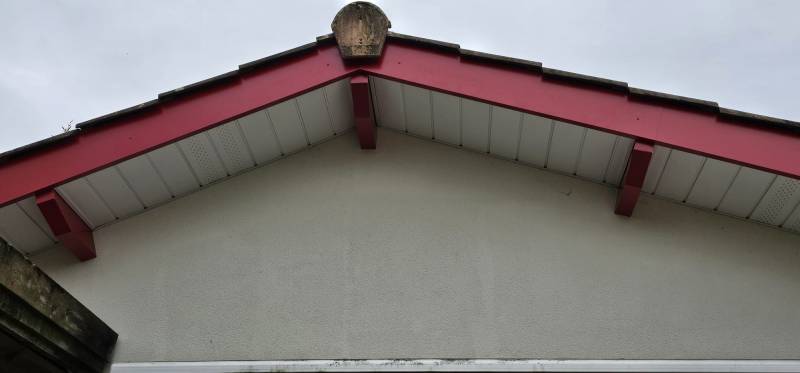 Un professionnel pour la pose de sous-face, bandeaux et têtes de panne d’une maison à Gujan-Mestras