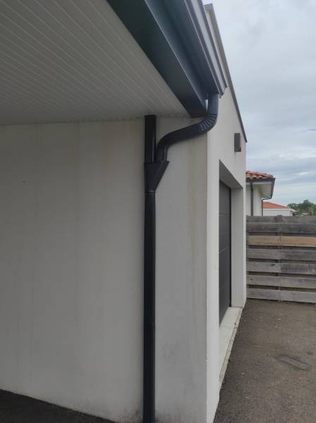 Protégez votre maison grâce à DAL'ALU des eaux pluviales avec un habillage, des gouttières de type corniche G300 avec leurs descentes de couleur bleu ardoise près de Parentis-en-Born
