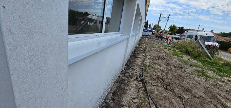 Appui fenêtre blanc en alu pour sublimer l’esthétique d’un établissement médical à Biscarrosse dans les Landes