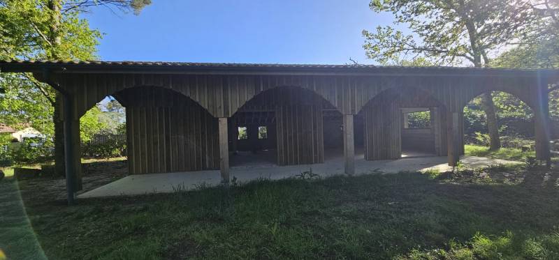 Pourquoi choisir des gouttières San Marco 33 en gris antique et descentes avec diamètre de 100mm à Salles