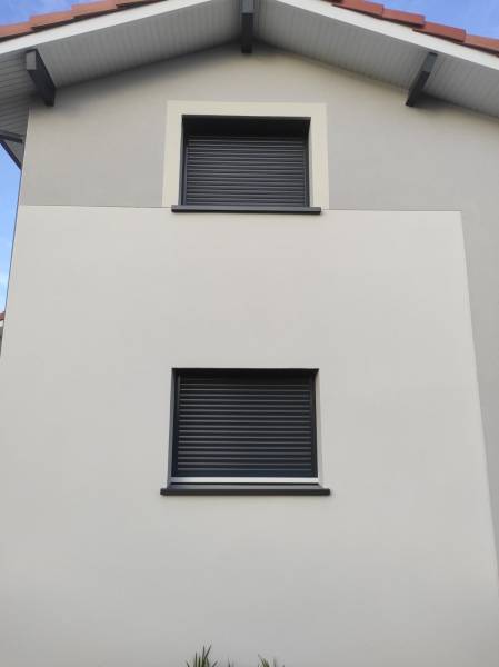 Appui de fenêtre sur mesure en aluminium de couleur bleu ardoise pour votre maison à Biscarrosse