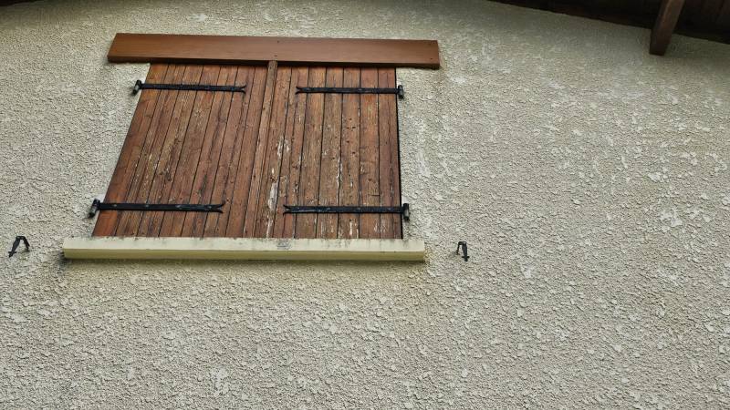 Sublimer votre extérieur avec des habillages bandeaux et poutres couleur chaîne doré pour un aspect esthétique à Salles grâce à Dal'Alu