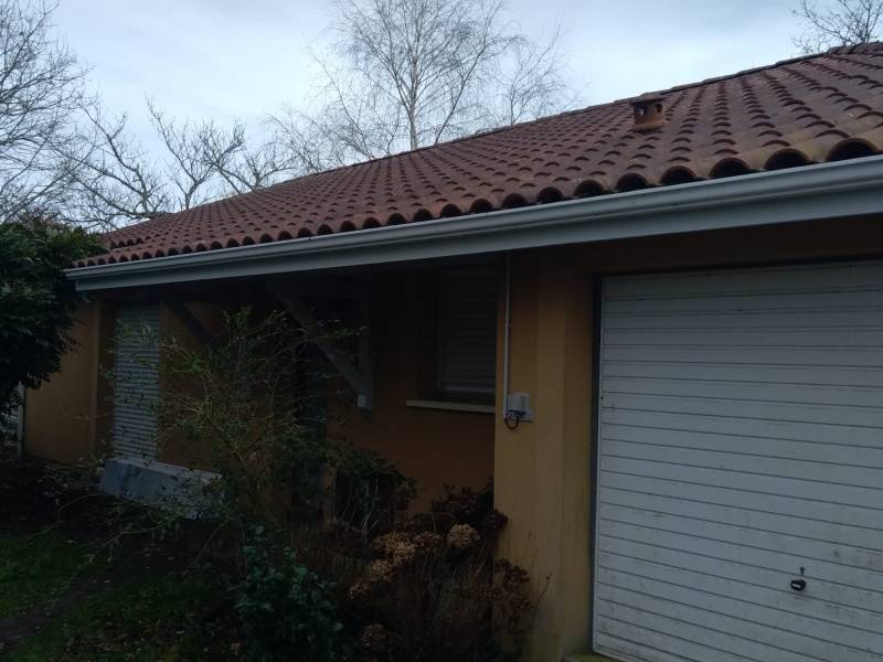 Pourquoi choisir une sous-face PVC blanc sur mesure, des bandeaux en aluminium blanc, et des gouttières noires N325 à Bias