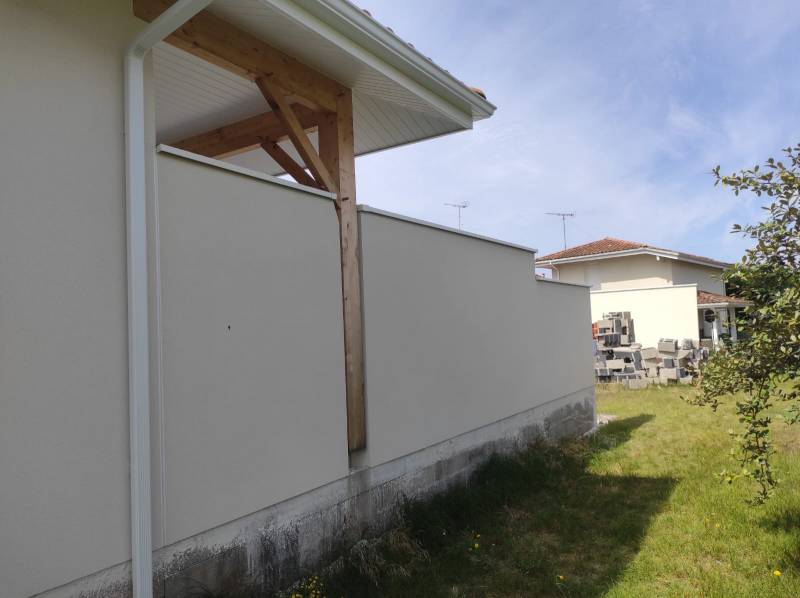 Protéger avec des couvertines et gouttières Niagara blanches en continu ma toiture contre les intempéries et améliorer son esthétique à Biscarrosse par DAL'ALU