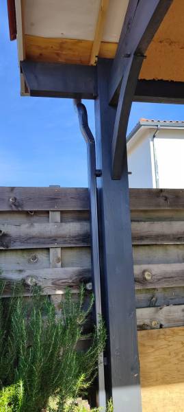 Opter pour un habillage de fenêtre et des gouttières N325 bleu ardoise avec descentes 60x80 à Saint-Pierre-du-Mont