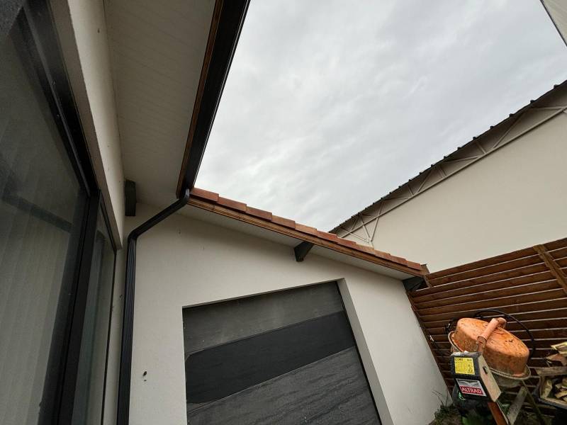 Installez des lambris PVC sous-face blancs par des artisans qualifiés