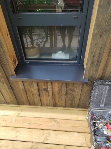 Installation d’appui de fenêtre couleur bleu ardoise DAL'ALU pour une maison située à Biscarrosse