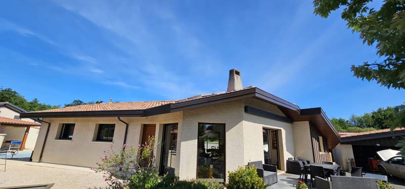 Protection de votre maison par un professionnel à Gujan Mestras des intempéries avec un habillage en bandeaux et des Gouttières 325 et leur descente