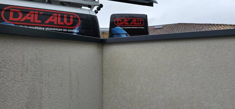 Couvertine en pliage bleu ardoise, chapeaux de piliers et appuis de fenêtre blancs sur mesure pour vos façades à Parentis-en-Born