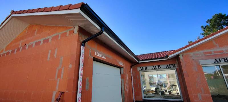 Faire poser une gouttière G300 et des coudes 60x80 blancs près de Mézos