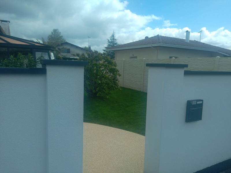 Couvertines Annapurna avec chapeaux de poteaux couleur bleu ardoise à Parentis-en-Born