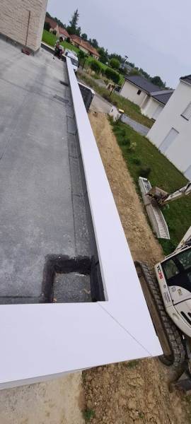 Réalisation de pose de couventine en continu en aluminium sur une maison à Laroin