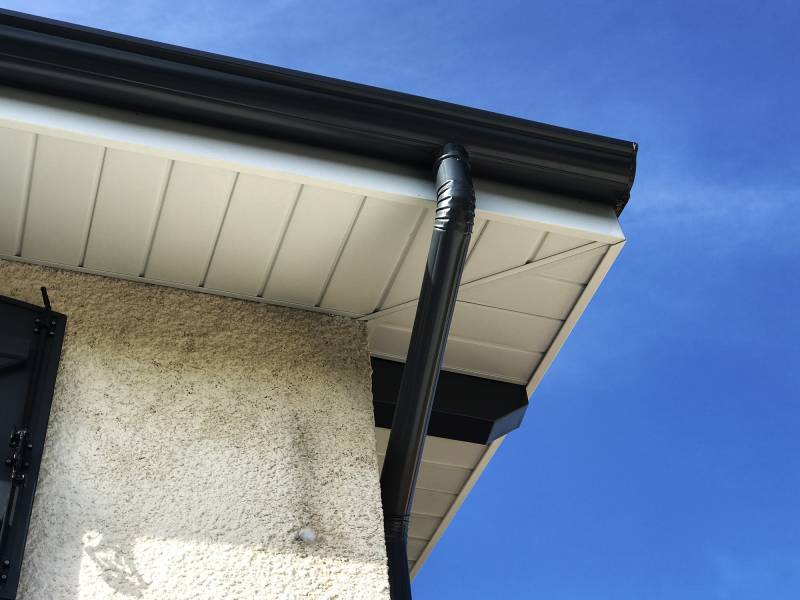 Réalisation sur la commune du Barp par la rénovation des gouttières et descentes en gris anthracite